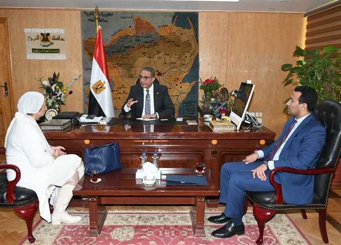 The Governor of Fayoum discusses with the delegation of 